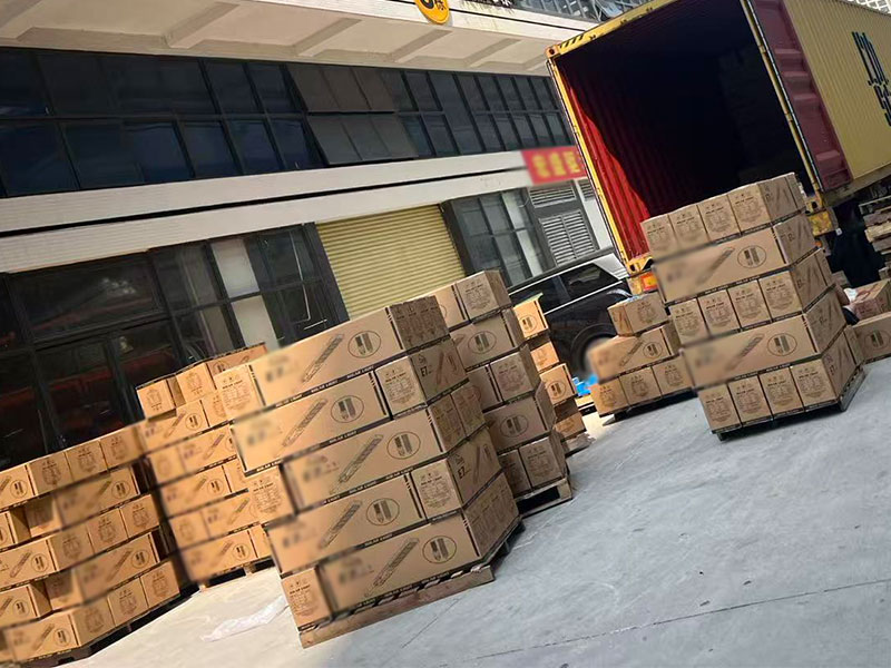 LF-YT02 order being loaded into the container